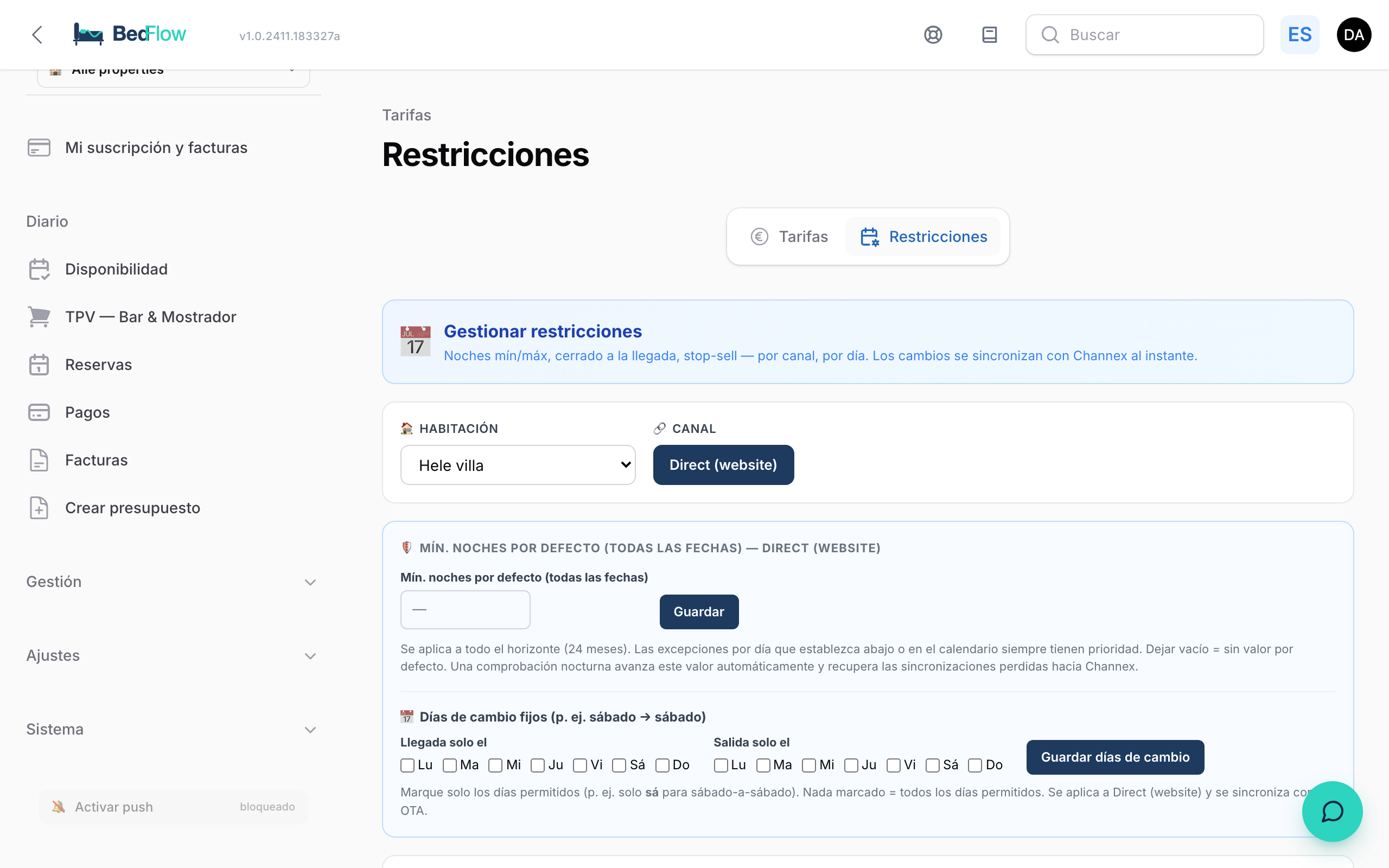 La página de Restricciones con selector de habitación y canal, mín. de noches por defecto y días de cambio fijos